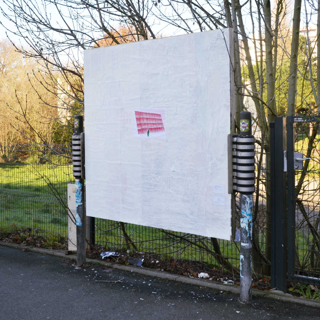 Rideau rouge sur la pelouse, projet d'affichage libre de Clément Gouley. Décembre 2021